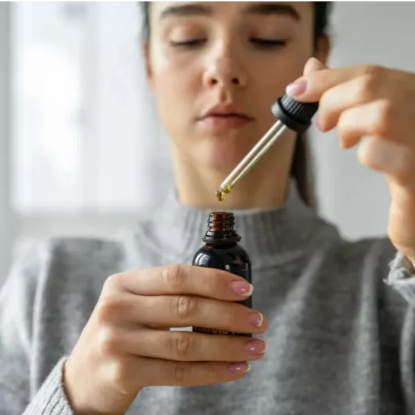 Mulher aplicando Curcury Vision - suplemento para saúde ocular